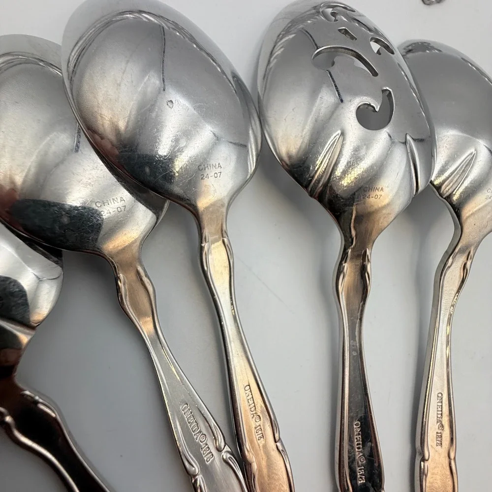Oneida Andrina 18/8 Stainless Flatware 45 Piece Set Scroll Design Silverware